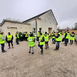 photo de bénévoles nettoyant la nature