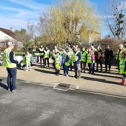 photo de bénévoles nettoyant la nature